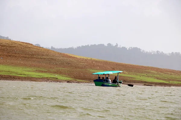 フェリーボートの景観と観光客のためのドゥーニー湖 インド — ストック写真