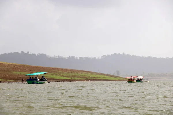 フェリーボートの景観と観光客のためのドゥーニー湖 インド — ストック写真