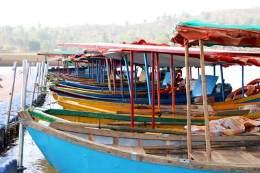 Tahta Tekne (feribot) Gujarat 'taki Dudhni Gölü' nde turistik bir yer.