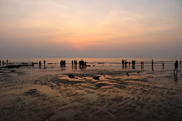 Vue Sur Paysage Coucher Soleil Plage Avec Les Gens Profitant — Photo