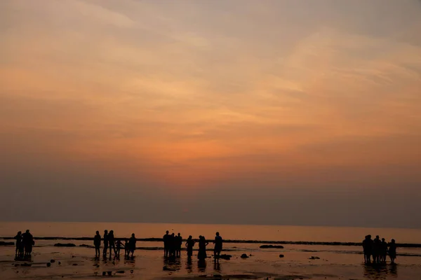 Sahilde Gün Batımının Manzarası Nsanlar Eğleniyor — Stok fotoğraf