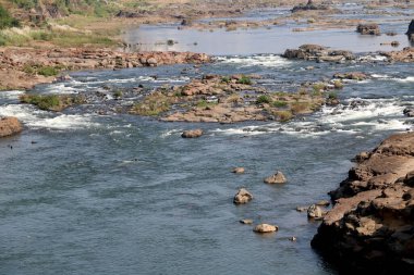 Hindistan 'da yaz boyunca büyük kayalarla akan suyun gerçek görüntüsü.