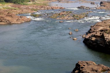 Hindistan 'da yaz boyunca büyük kayalarla akan suyun gerçek görüntüsü.