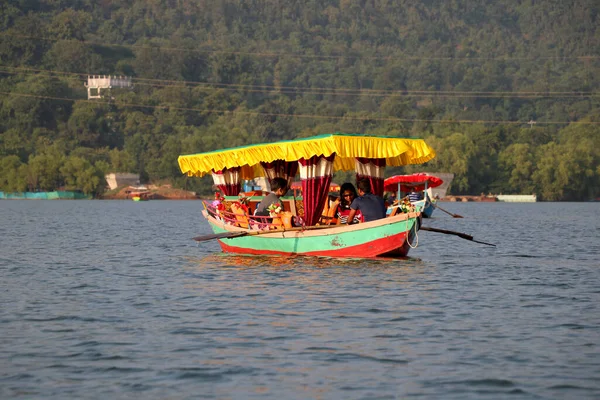 Paisaje Vista Colorido Barco Madera Como Atracción Turística Dudhni Gujarat — Foto de Stock