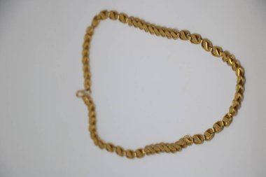 İzole edilmiş arkaplanda altın zincir