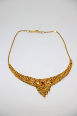 Beyaz arkaplanda altın kolyeler