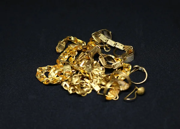 Guld Smycken Med Guld Kedja Ring Örhänge Med Svart Bakgrund Royaltyfria Stockfoton