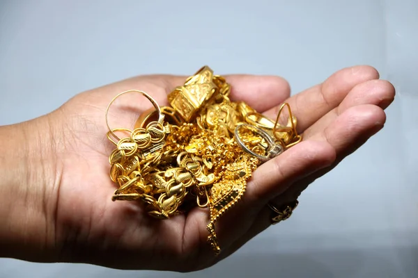Γυναικείο Χέρι Εκμετάλλευση Μείγμα Χρυσά Κοσμήματα Κόσμημα Εικόνα Αρχείου