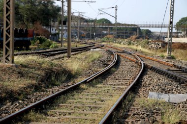 Tren istasyonunun yakınındaki raylar ve anahtarlar.