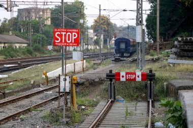 Tren istasyonunun yanındaki tren yolunun sonunda Hindistan tren vagonunun geçtiği arka plan.