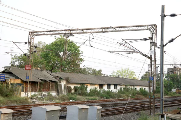 鉄道電化システム 線路の上の送電線 高圧エネルギーを輸送する高金属構造 — ストック写真