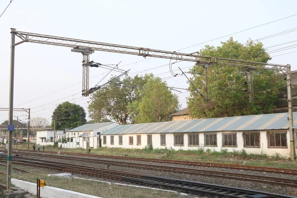 Elektrifizierung Der Eisenbahn Hochspannungsleitung Über Bahngleise Hohe Metallkonstruktion Transportiert Spannungsenergie — Stockfoto