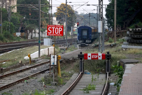 Slutet Järnvägen Nära Järnvägsstationen Indien Med Bakgrund Tågvagn Passerar — Stockfoto