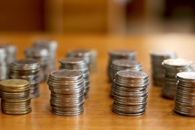 masadaki para birimleri grubu - Resim