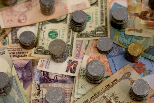 Gruppe Von Münzen Stapelt Sich Auf Verschiedenen Banknotentabellen — Stockfoto