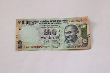 izole edilmiş arkaplan ile yeni Hindistan 100 rupi para birimi görüntüsü
