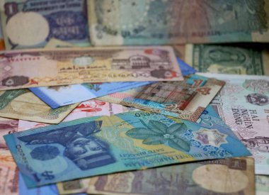 Uluslararası banknotların düz ya da üst görünümü farklı ülkelerin arka planında