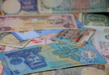 Uluslararası banknotların düz ya da üst görünümü farklı ülkelerin arka planında