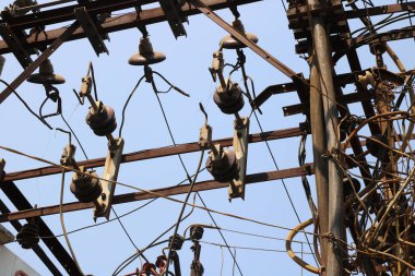 Elektrik kablosu çift ölü direkte üç aşamalı yan