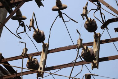 Elektrik kablosu çift ölü direkte üç aşamalı yan