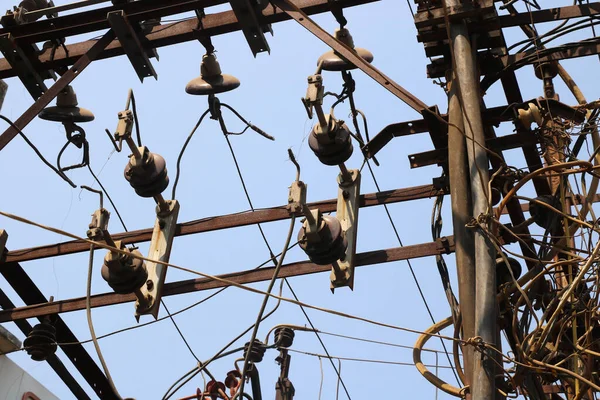 Elektrik kablosu çift ölü direkte üç aşamalı yan