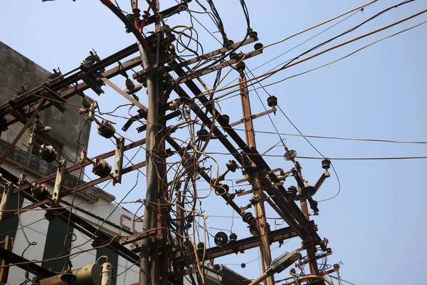 Elektrik kablosu çift ölü direkte üç aşamalı yan