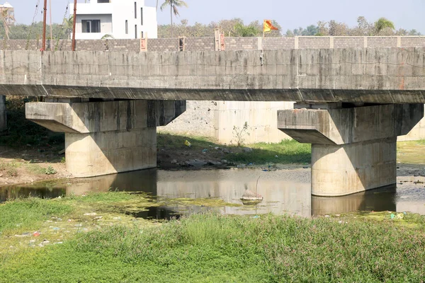 Landskapsbild Betongbro Flod Och Alger Vatten — Stockfoto