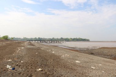 Valsad, Gujrat, Hindistan 'da iskeleli boş kumsal manzarası.