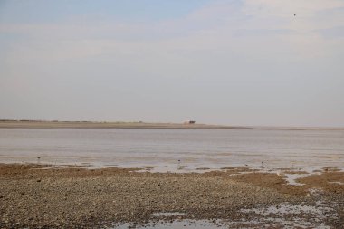 Güzel sakin bir kumsal manzarası.