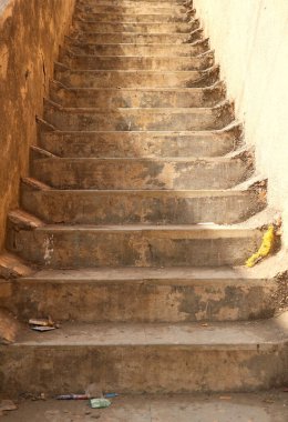 Açık beton merdiven. Güneş ışığı var.