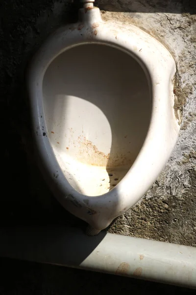 Hindistan 'da halka açık kirli erkekler pisuvarı.