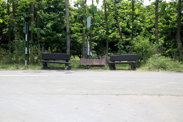 Ławka Rcc Pobliżu Strony Drogi Odpoczynku Pasażera Długich Podróży Tłem — Zdjęcie stockowe