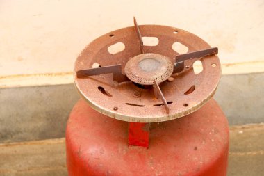 Küçük kırmızı içilebilir LPG gaz sobası