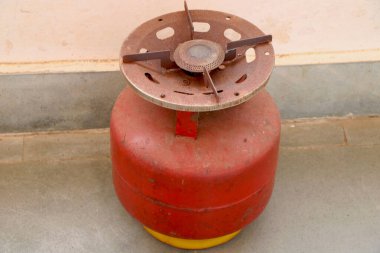 Küçük kırmızı içilebilir LPG gaz sobası