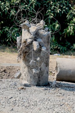 İnşaat alanındaki kırık beton borunun yakın görüntüsü