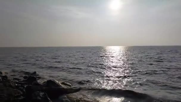 Footage India Beach Chowpatty People Playing Water Sitting Big Stone — Stock Video