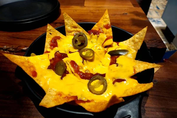 Nachos Podávaný Žlutým Sýrem Rajčatovou Omáčkou Jalapeno Vrchu — Stock fotografie