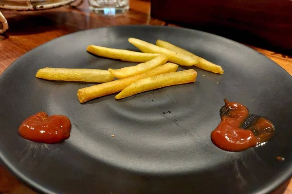 Patatine Fritte Fresche Servite Con Salsa Piatto Nero Fondo Legno — Foto Stock