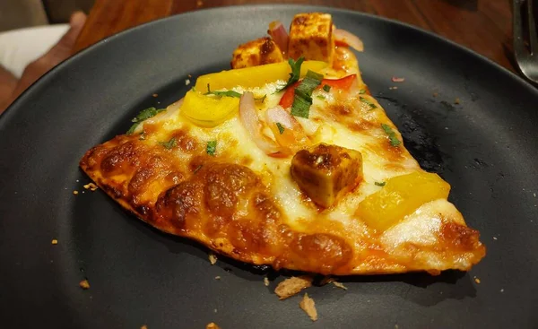 Dunne Korst Pizza Plak Geserveerd Plaat Met Tomatensaus Zwarte Plaat — Stockfoto