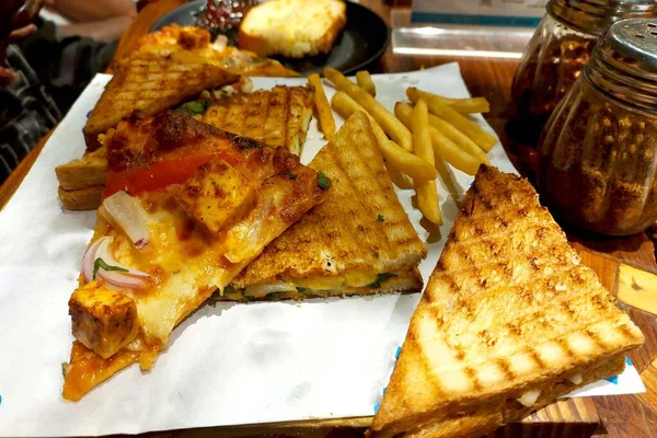 サンドイッチ ピザスライス フレンチフライはレストランでプレートで提供されます — ストック写真