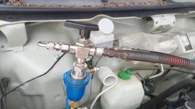 Otomobil, Hindistan 'daki cng (sıkıştırılmış doğalgaz) istasyonunda yeniden gaz dolduruyor