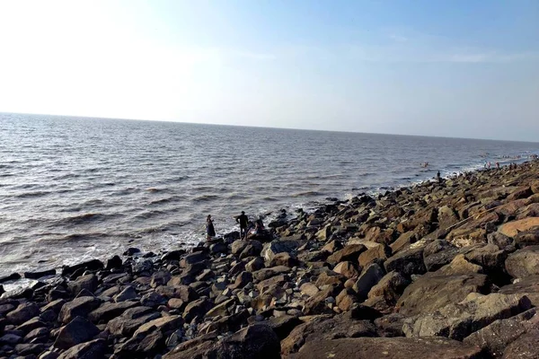 大きな石のビーチで海の水をオフに — ストック写真