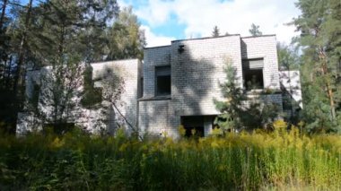 Ormanda terk edilmiş tuğla bina