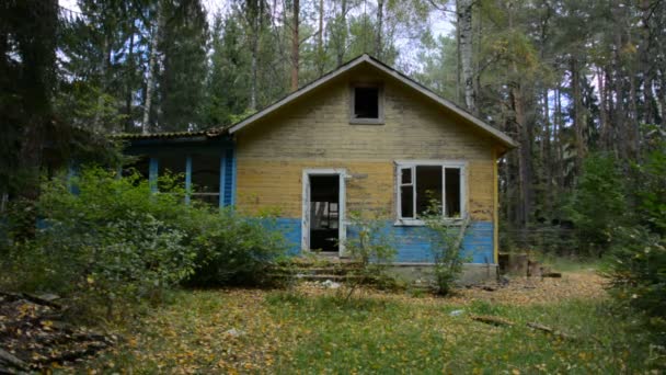 Casa abbandonata nella foresta, concetto di apocalisse — Video Stock