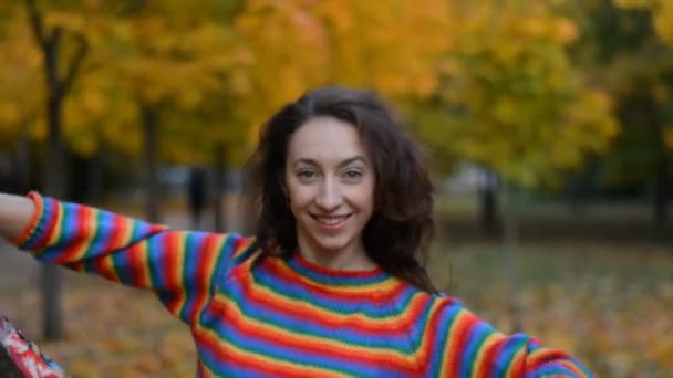 Portret van een mooi Russisch meisje in een herfst park — Stockvideo