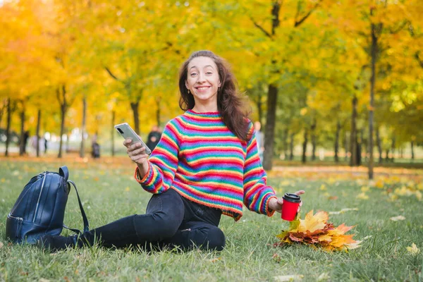 Retrato Mujer Joven Sobre Hierba Parque Otoño — Foto de Stock