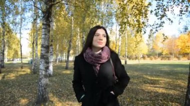 Sonbahar parkında kameraya bakan güzel bir Rus kızın portresi.