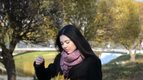 Krásná mladá brunetka dívka dívá na kameru šťastný a usmívá — Stock video