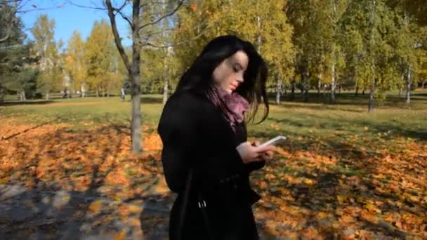 Jonge vrouw gebruik telefoon — Stockvideo