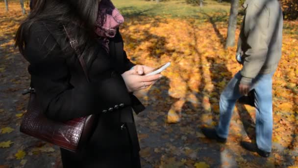 젊은 여자가 전화를 사용하다 — 비디오